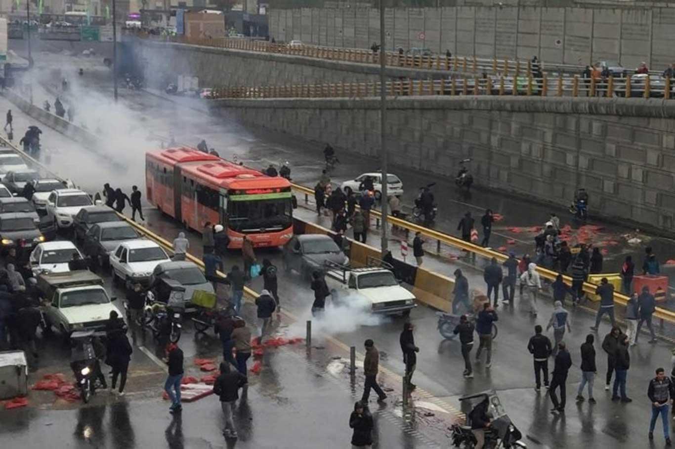 İran'da protestolar sürüyor İran'da protestolar sürüyor